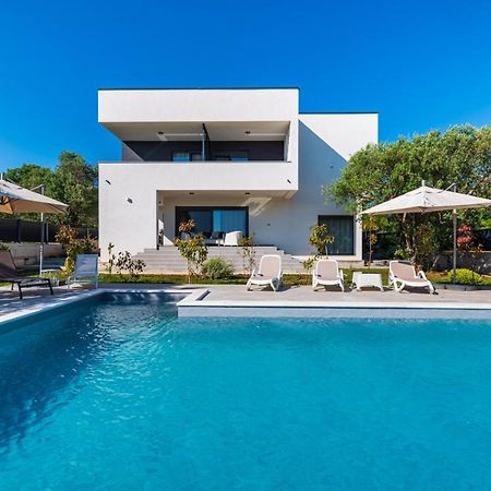 Crowonder Sun Dance Apartments With Heated Swimming Pool Seaview And Garden Sveti Filip i Jakov Kültér fotó