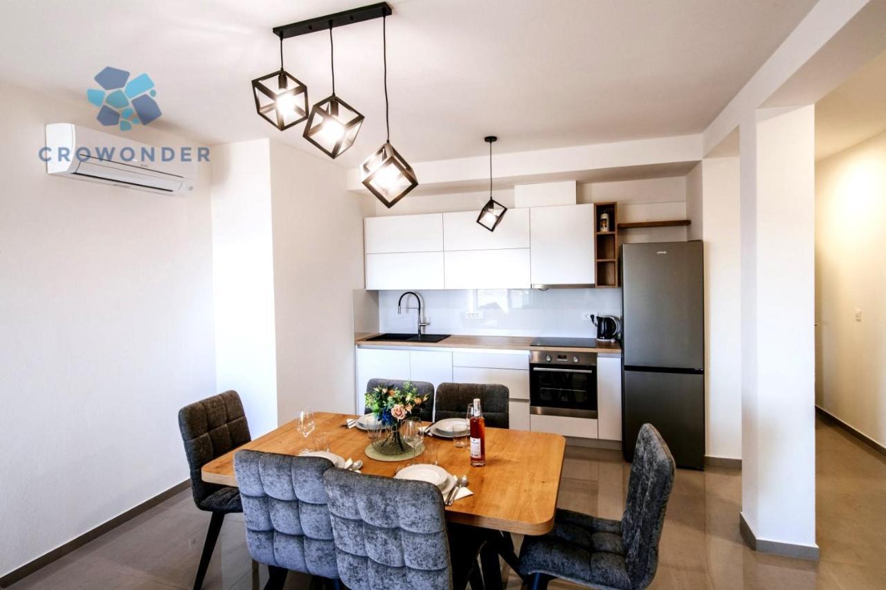 Crowonder Sun Dance Apartments With Heated Swimming Pool Seaview And Garden Sveti Filip i Jakov Kültér fotó