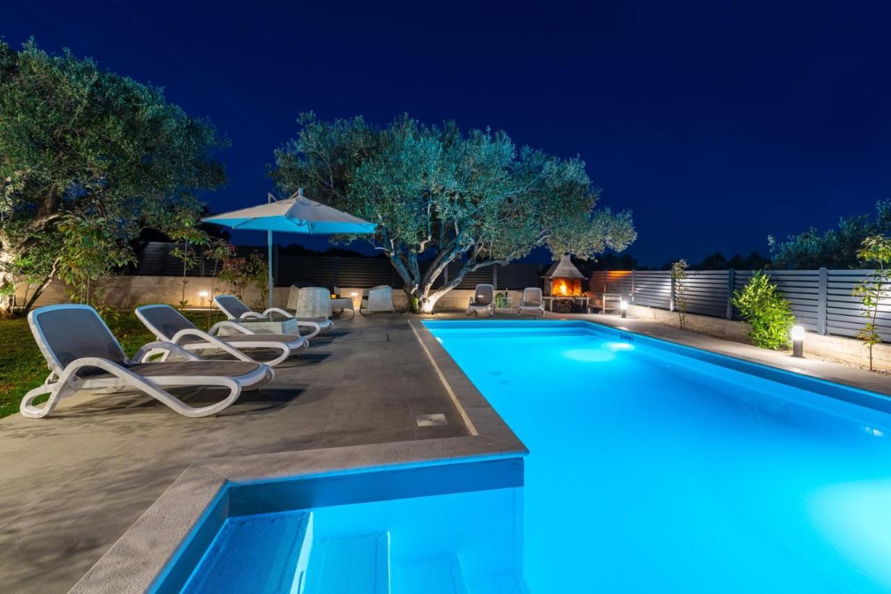 Crowonder Sun Dance Apartments With Heated Swimming Pool Seaview And Garden Sveti Filip i Jakov Kültér fotó